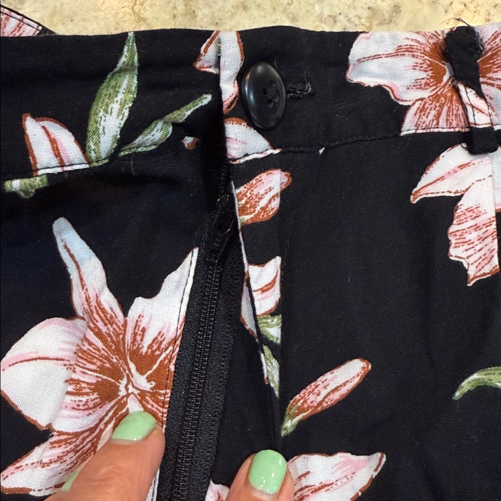 Forever 21  Women’s floral shorts black/pink Size Small - Picture 3 of 9